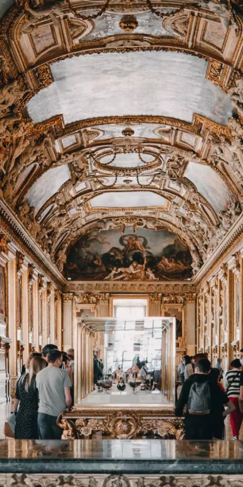 Parisian dining ambience