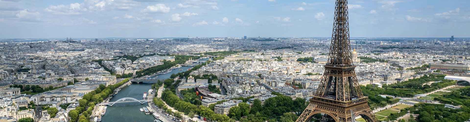 Evening dining scene in Paris